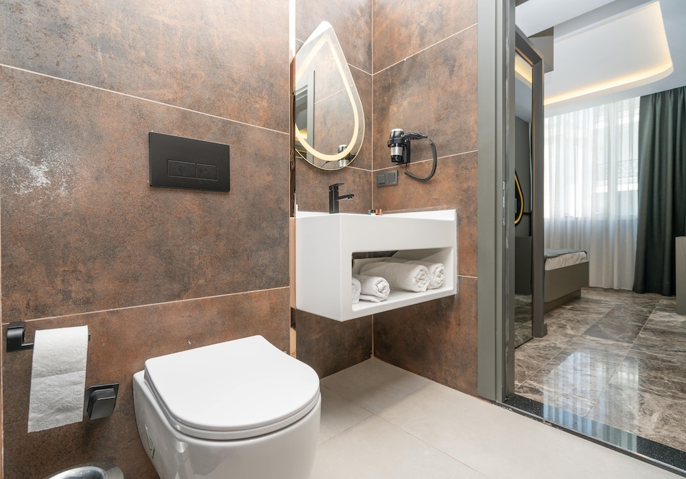 216 Ruby Suite 40/43