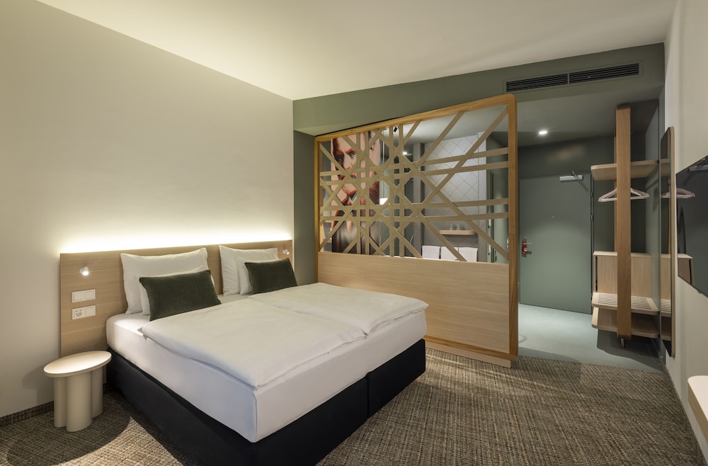 SUPERIOR, DOUBLE OR TWIN BED