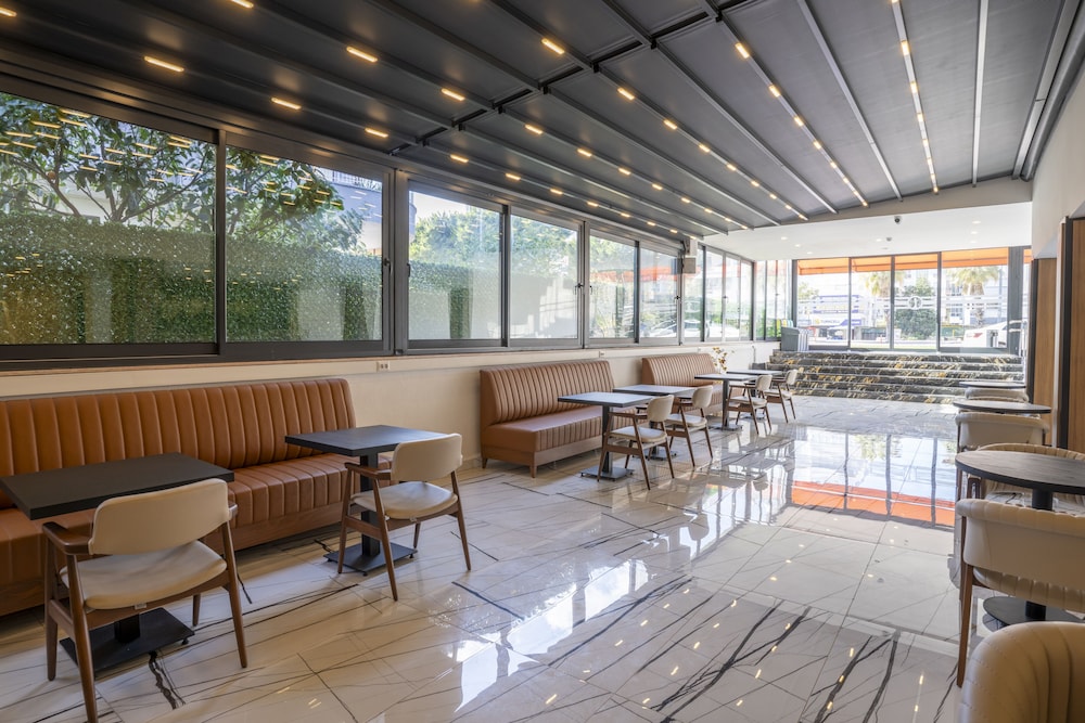 Irenic Hotel 40/49