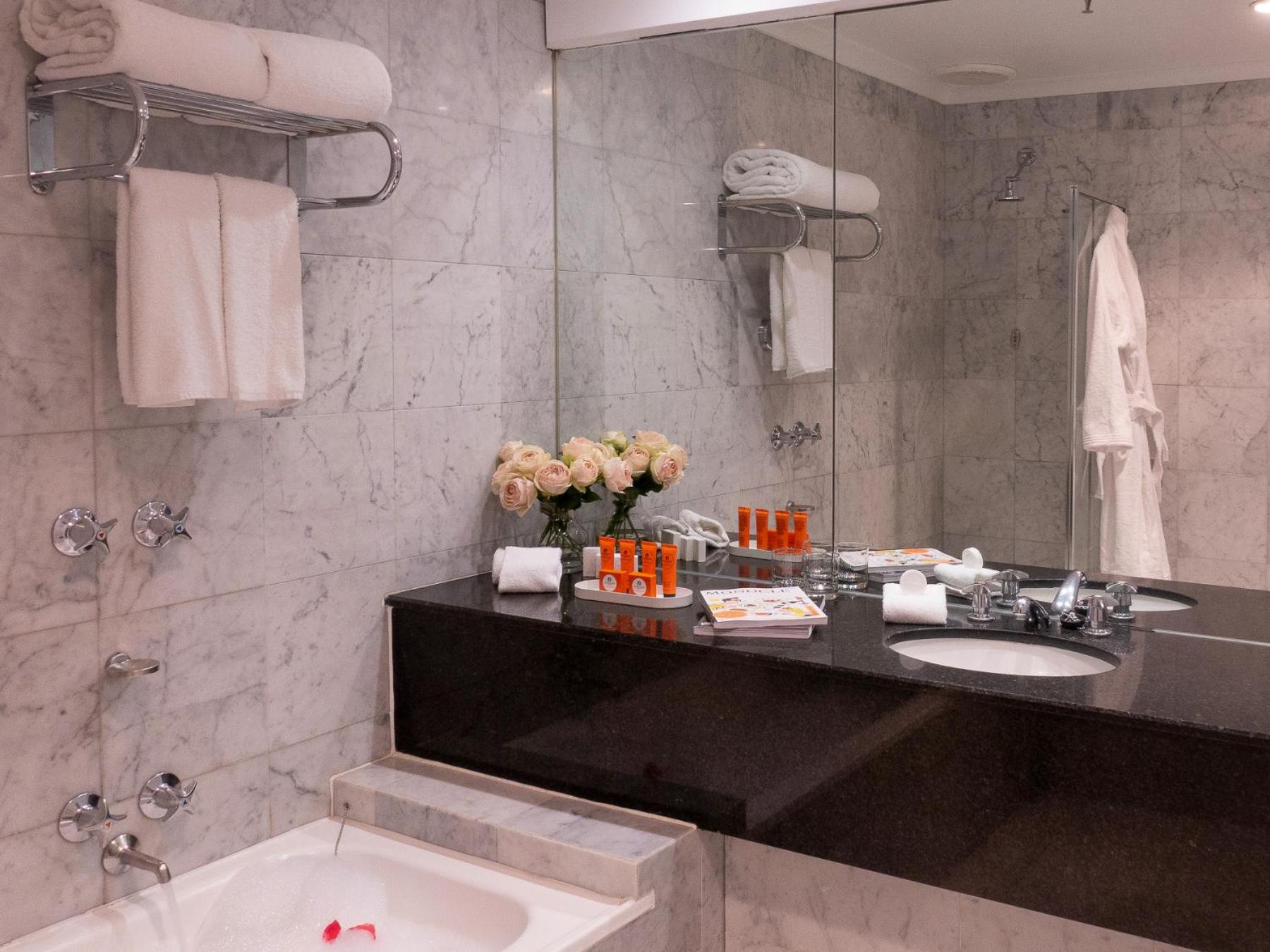غرفة تقليدية بسرير كينج وسرير كوين، The Hotel Windsor Melbourne 3/3
