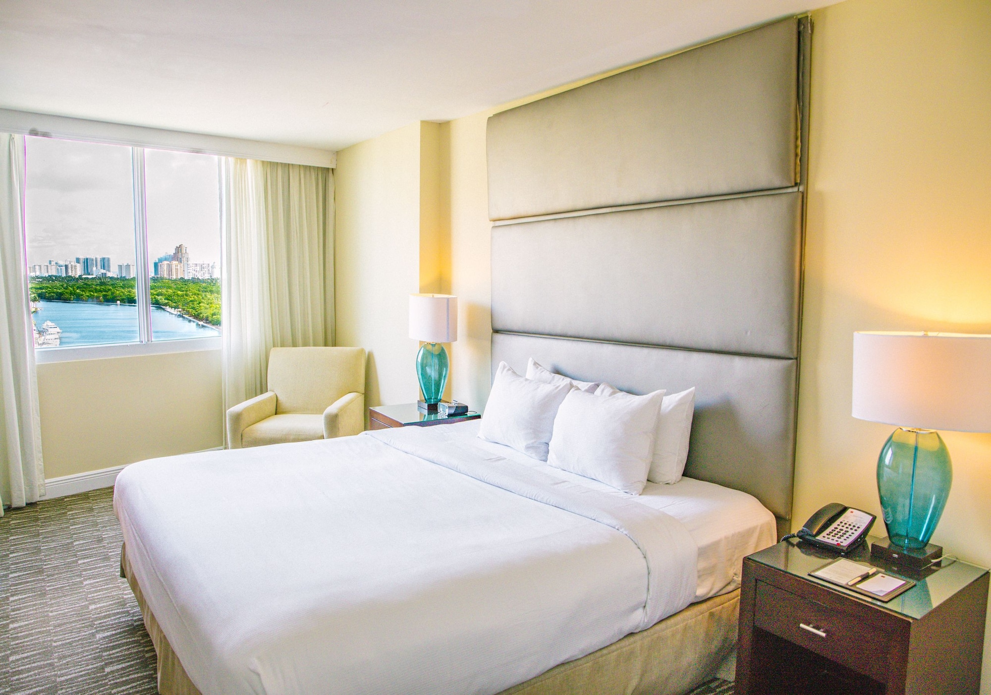 Ocean, Suite, King Bed, Intracoastal View, Balcony