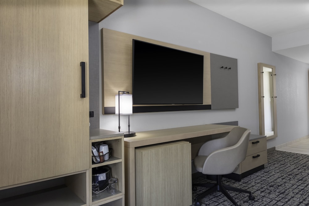 Hyatt Place Charlotte/University 18/24