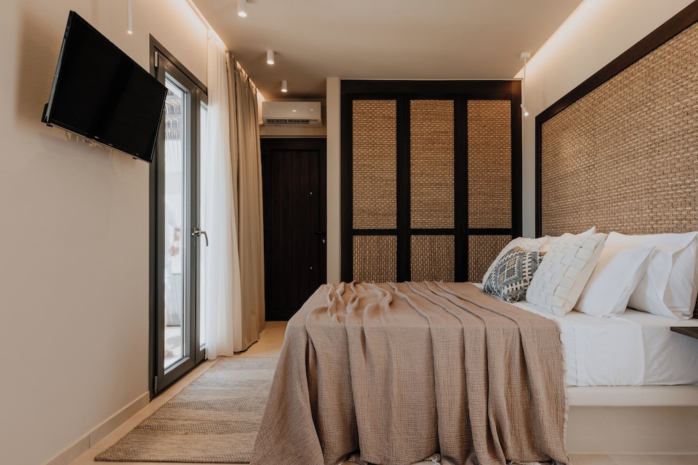 Penthouse Suite, Queen Bed, Hot Tub, Pool Access