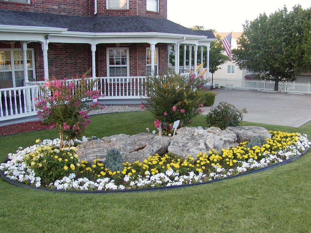 Carriage House Inn 57/61