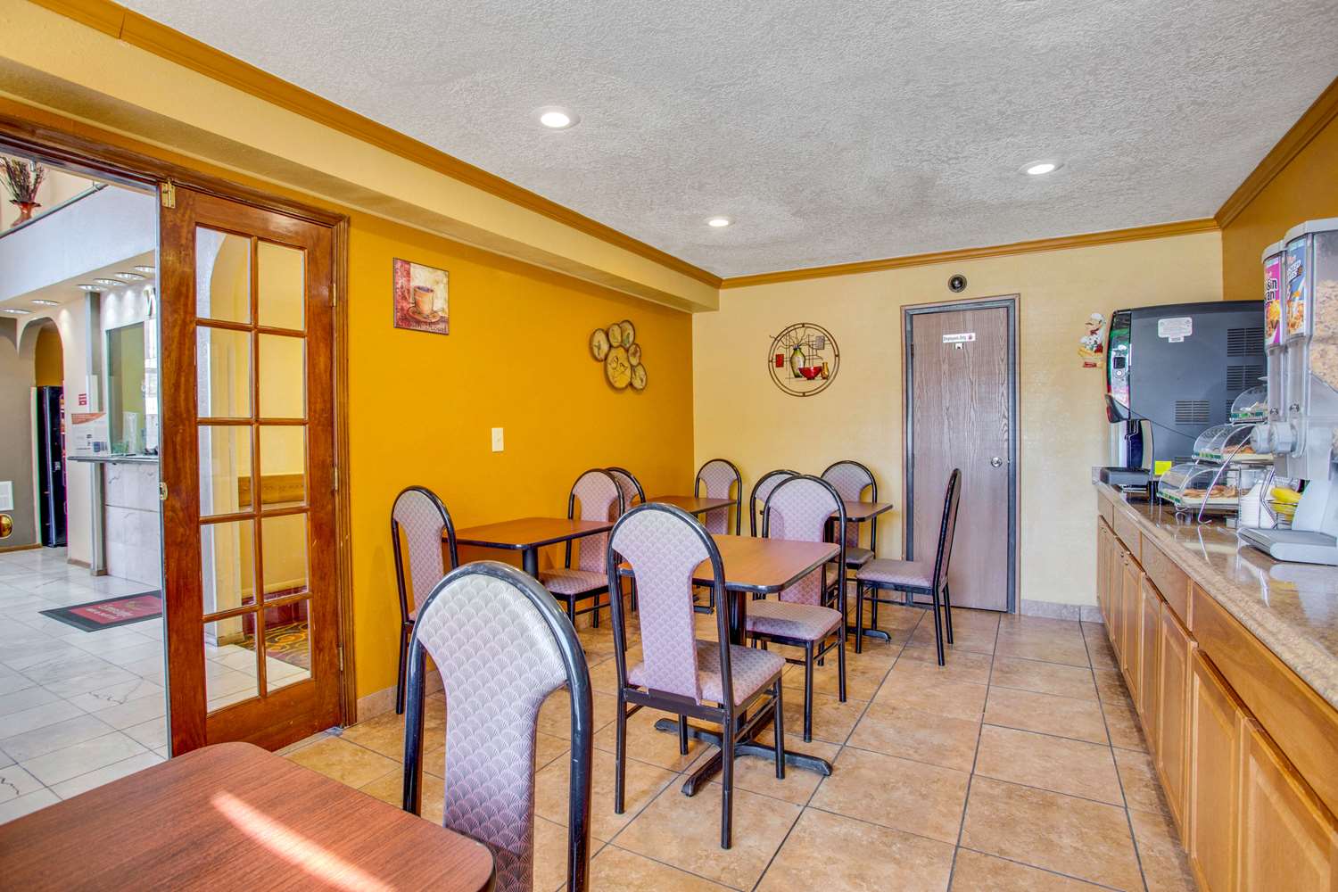 Econo Lodge Inn and Suites Albuquerque East I-40 Eubank Exit 22/37