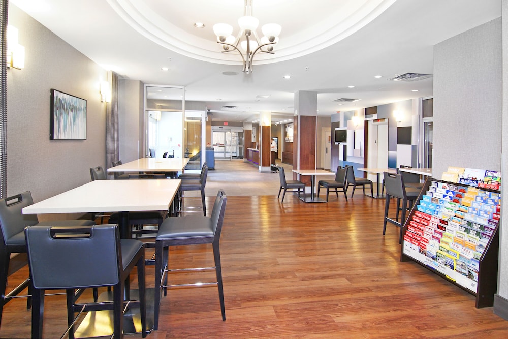 Holiday Inn Express Hotel & Suites Calgary 58/71