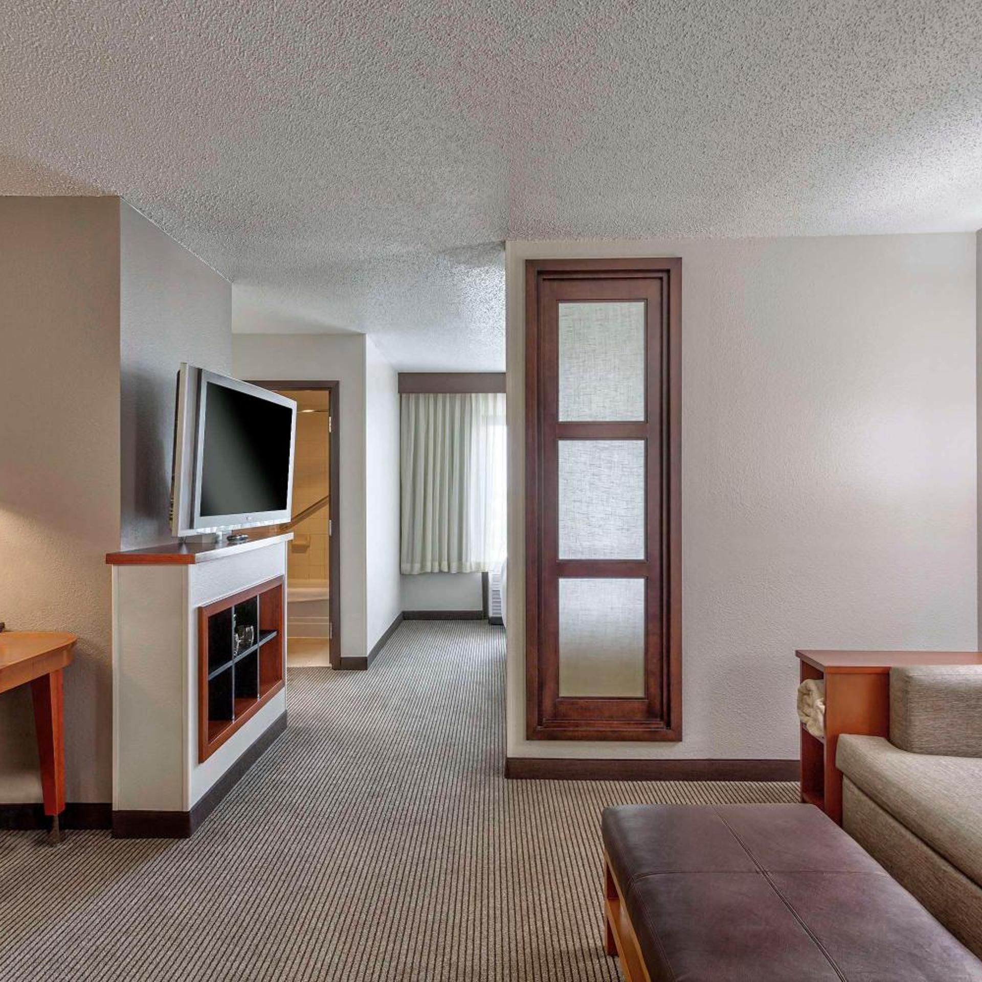 غرفة بسرير كينج مع أريكة في طابق مرتفع، Hyatt Place Kansas City/Overland Park/Convention Center 4/7