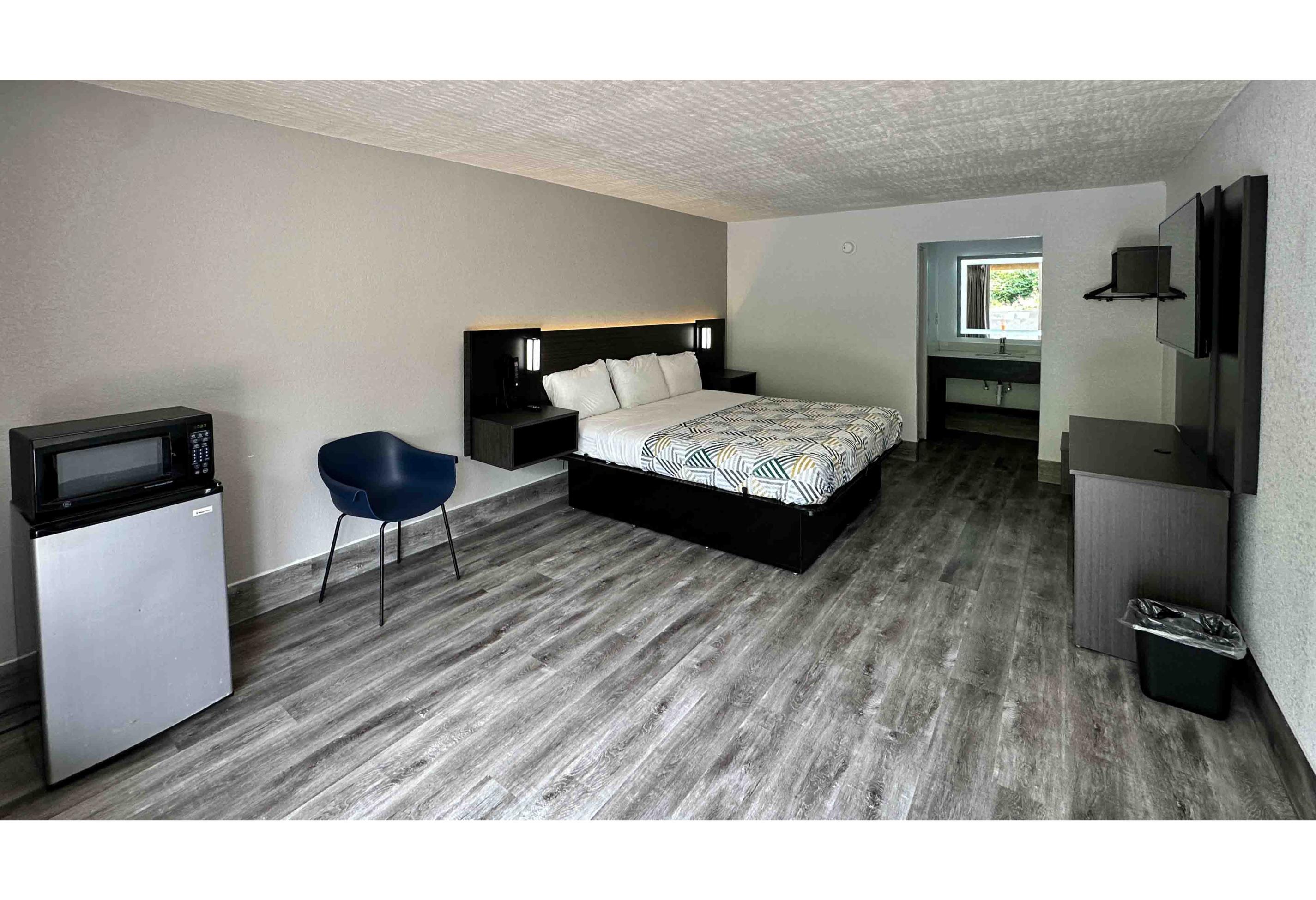 1 King Bed - Mobil Access Tub Nsmk Micfridg