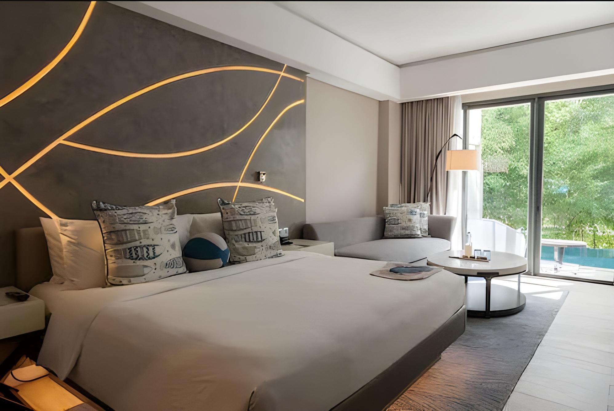 Garden Pool, Suite