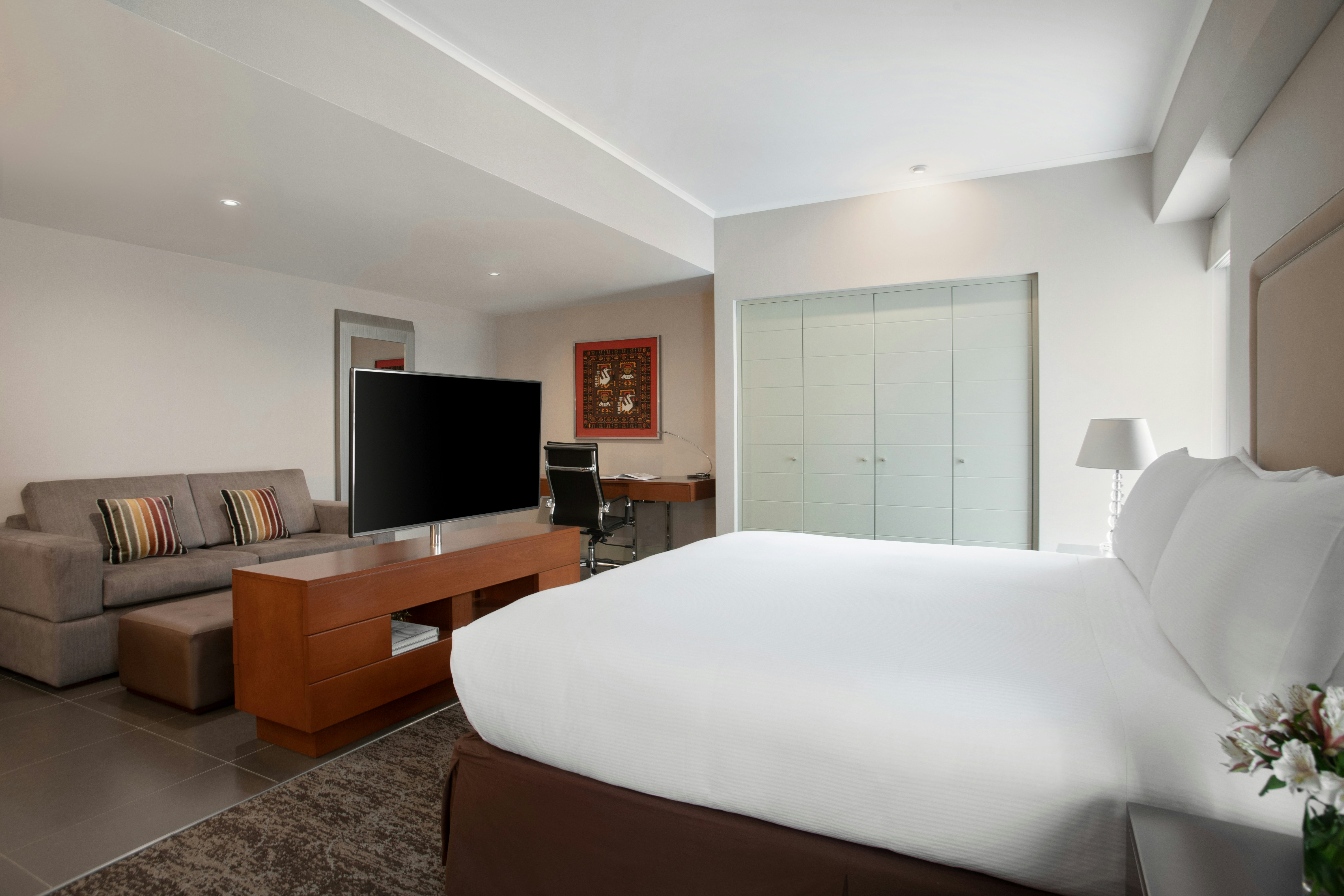 JUNIOR SUITE, KING BED, KITCHENETTE