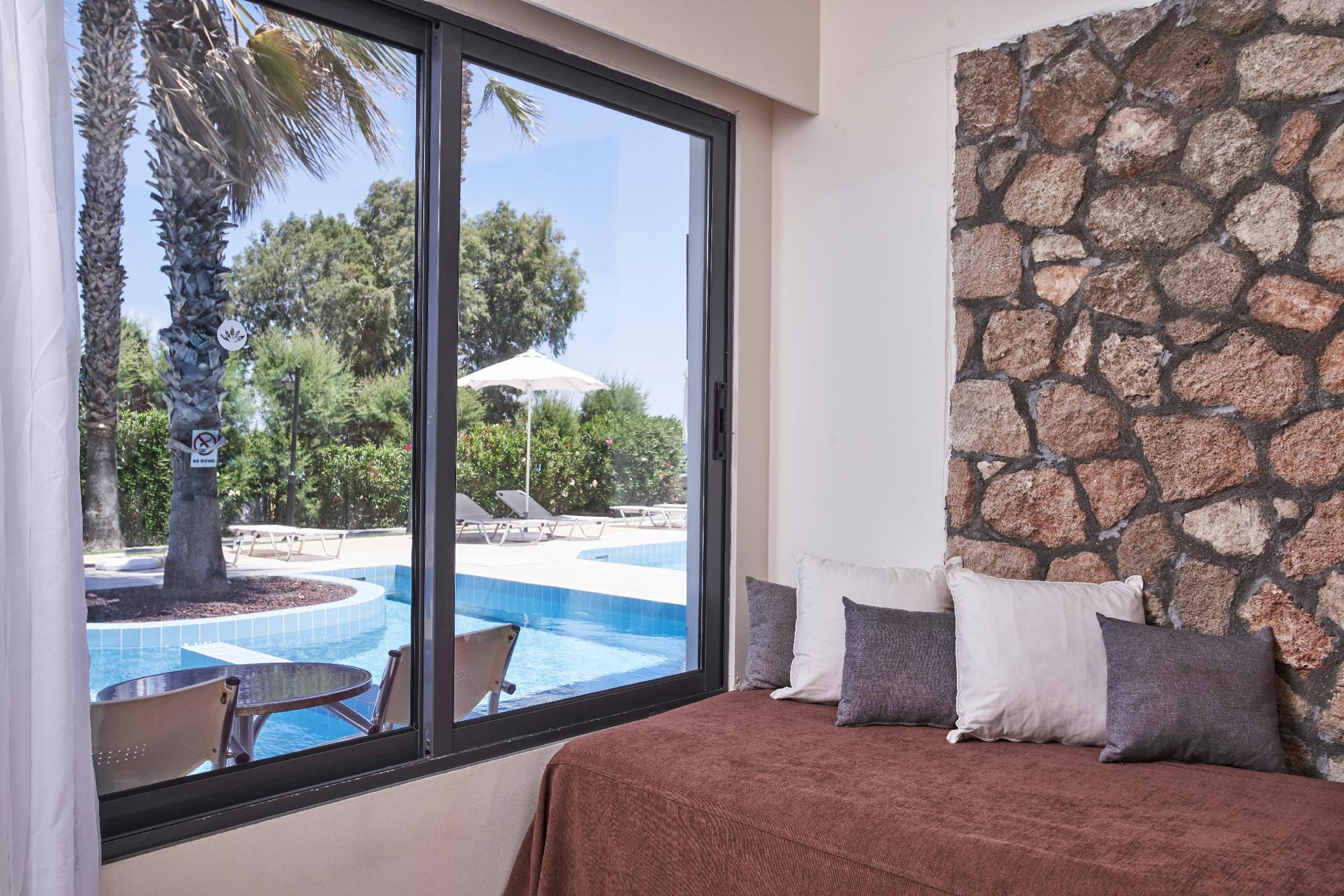 Bungalow, Pool Access