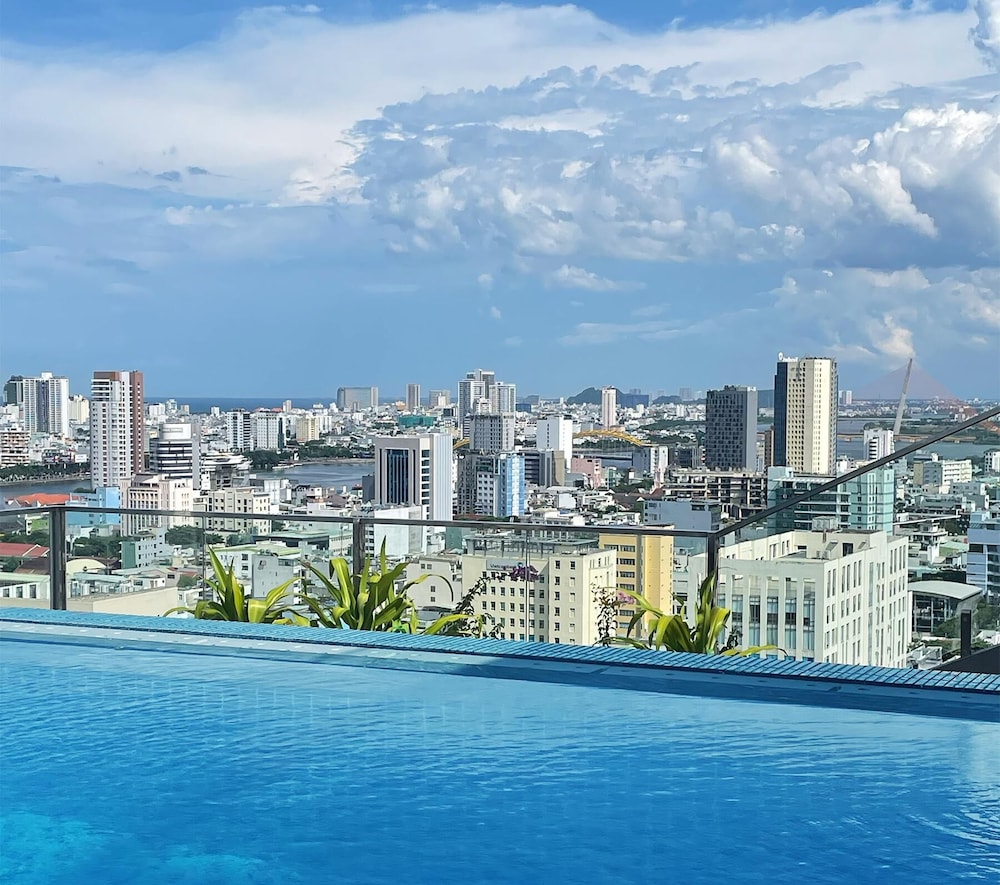 Centre Point Danang Hotel & Residence 42/47