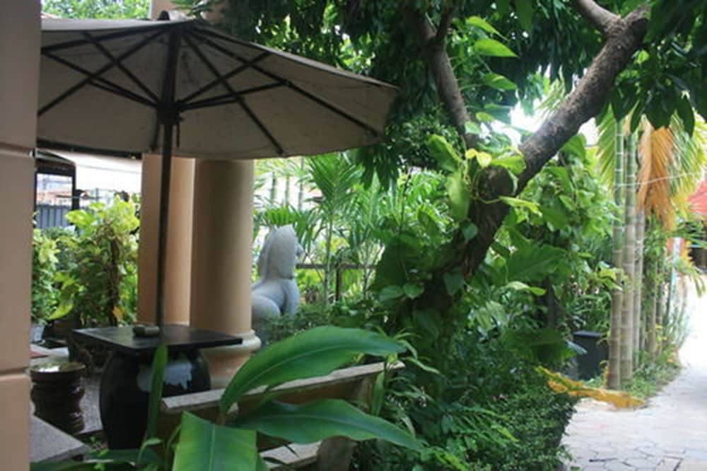 Mom's Guesthouse 50/54