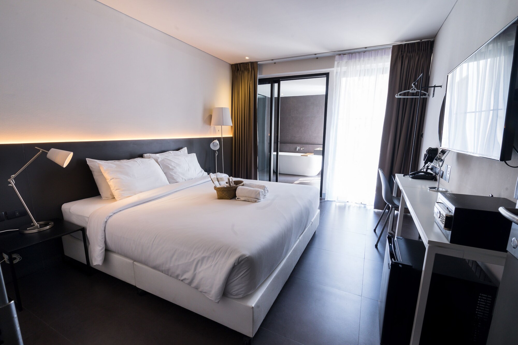 SUPERIOR, KING BED, BATHTUB