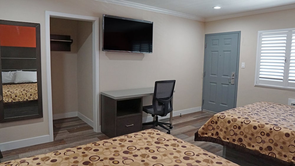 Sea Breeze Inn 18/25