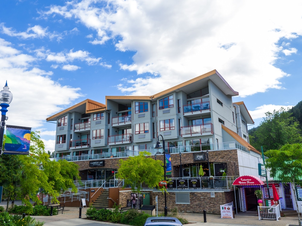 Harrison Beach Hotel in HARRISON HOT SPRINGS - BC