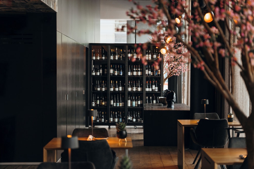 Carbon Hotel 46/61
