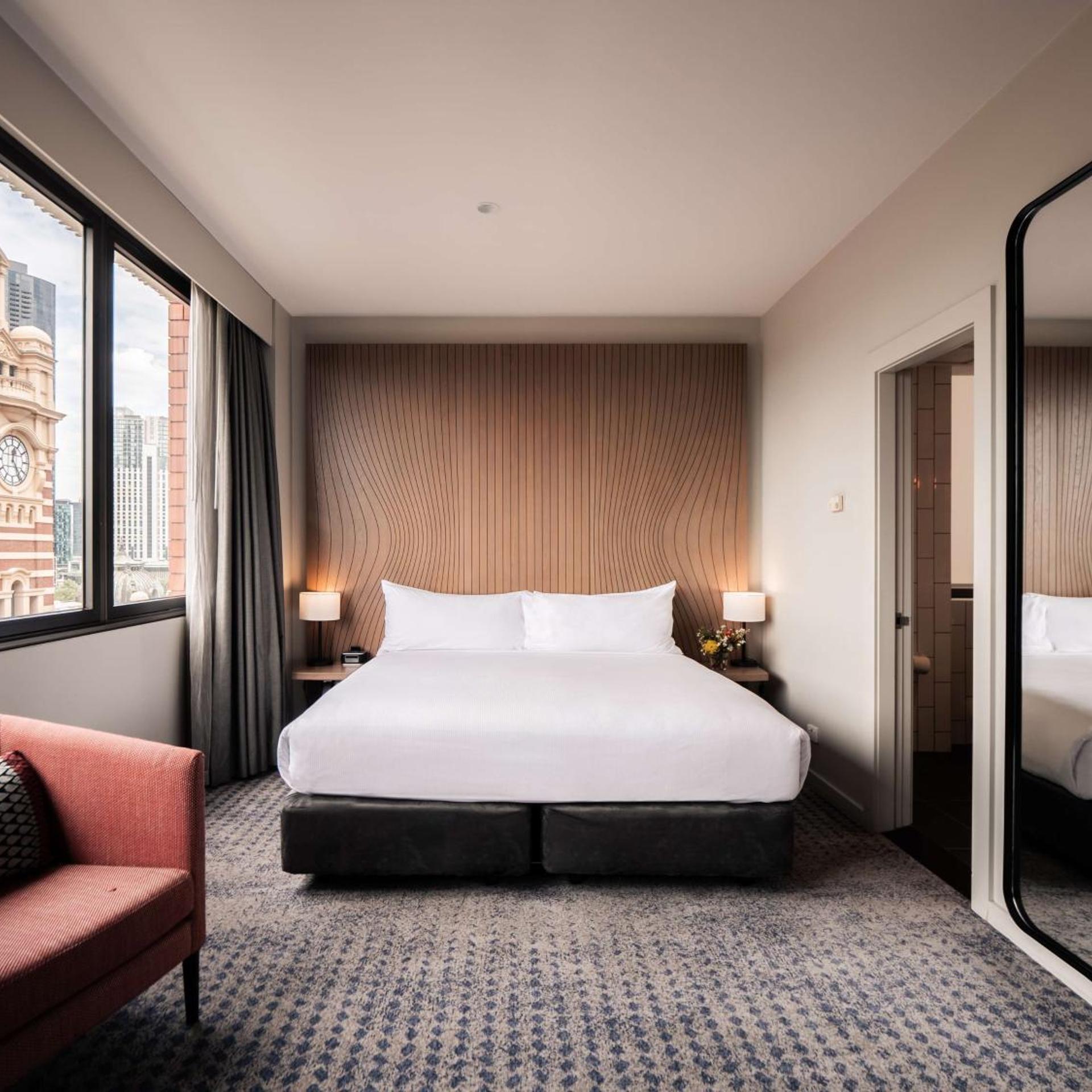 Room, King Bed, Station View