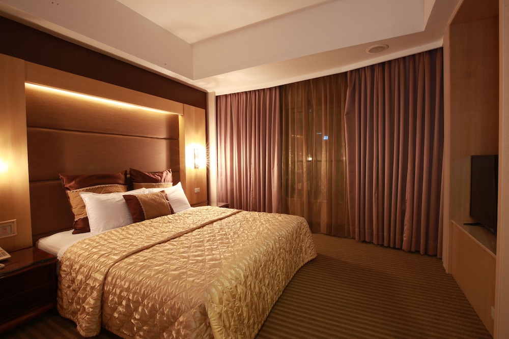 Highness Hotel 6/34