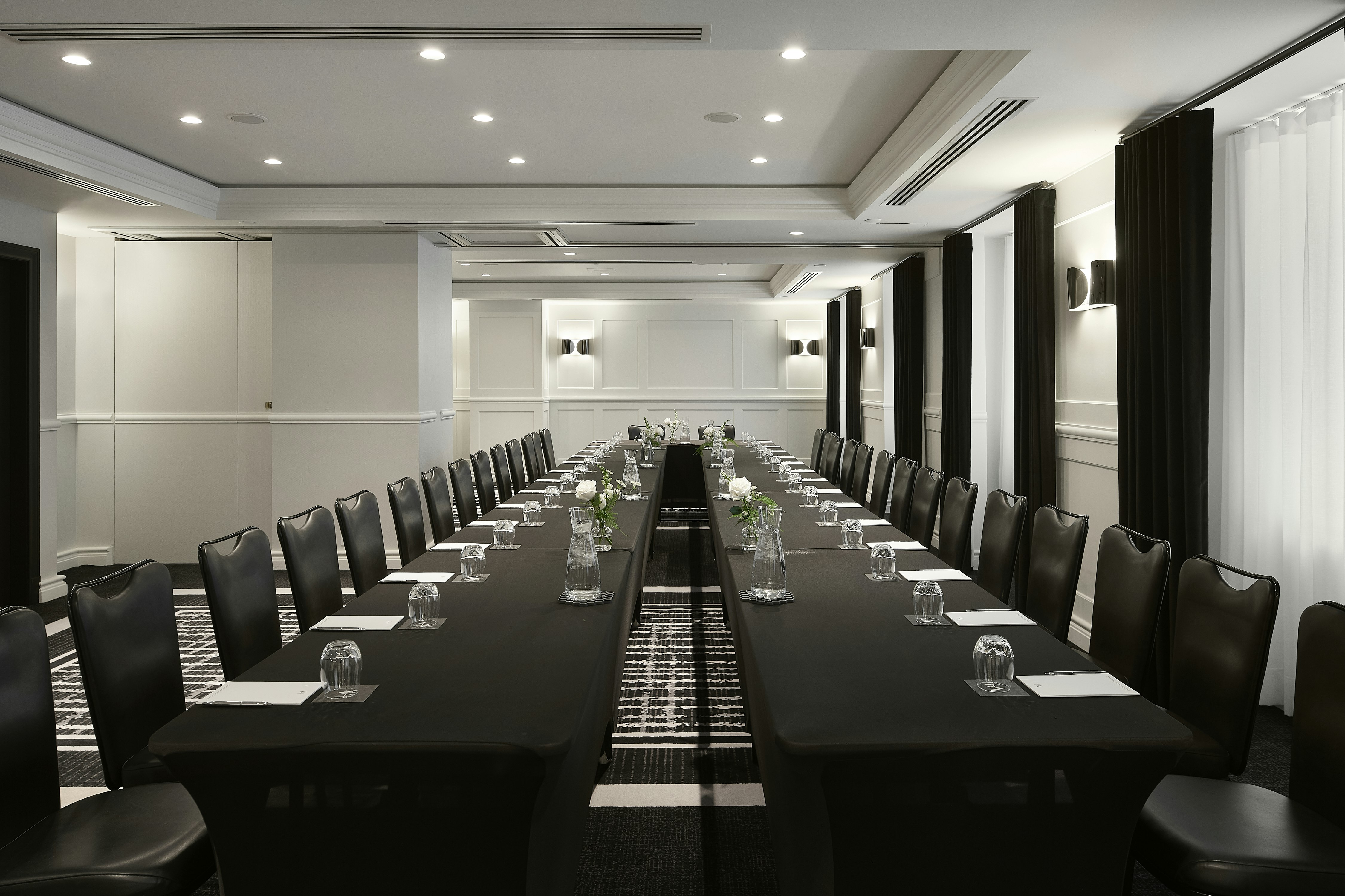 Vogue Hotel Montreal Downtown, Curio Collection by Hilton 40/50