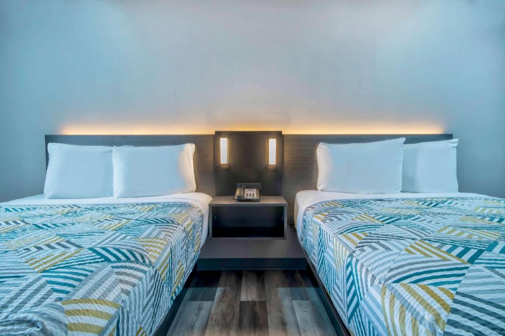 2 Full Beds Mobility Accessible Tub Nsmk، Motel6 Texarkana, AR 3/6