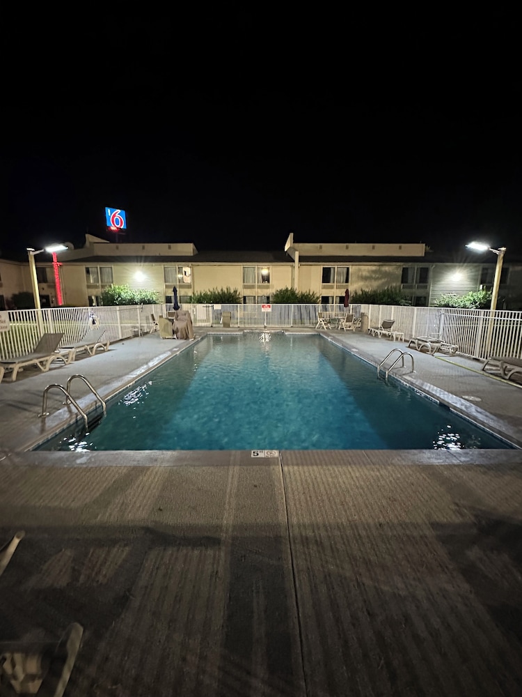 Motel6 Greensboro, NC - Airport 28/49