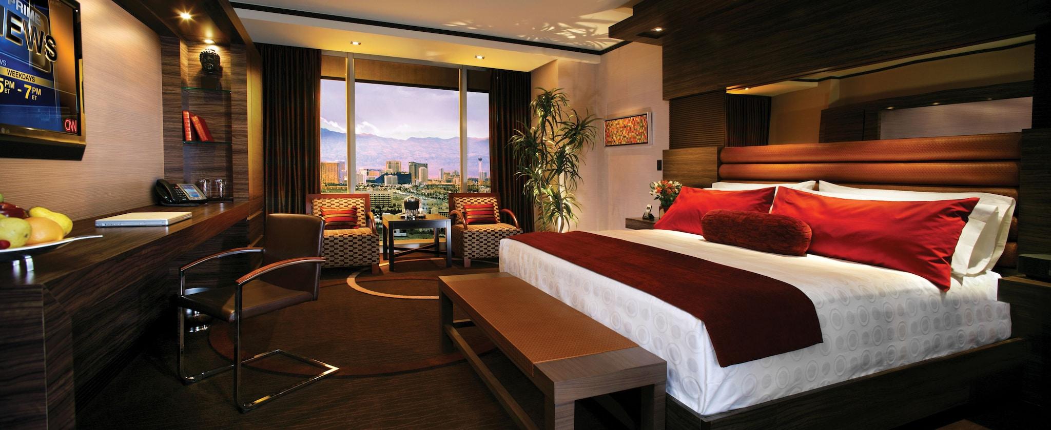 Resort, King Bed, Strip View