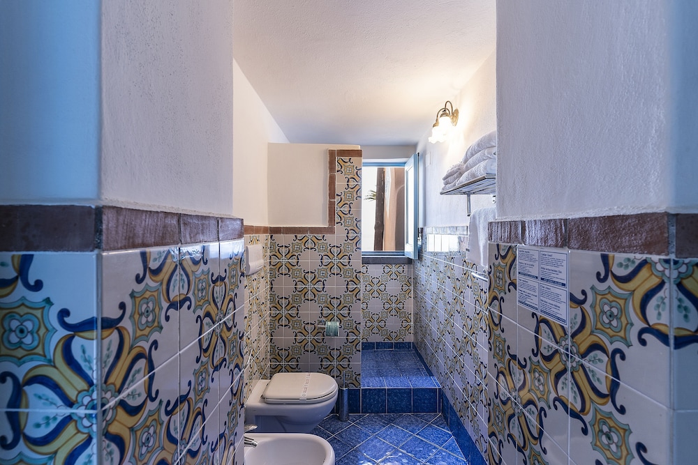 2 Bedrooms, Family Suite, Tower, Queen and Twin Beds, Sea View