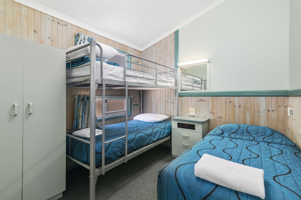 ASHMORE PALMS HOLIDAY VILLAGE 17/78