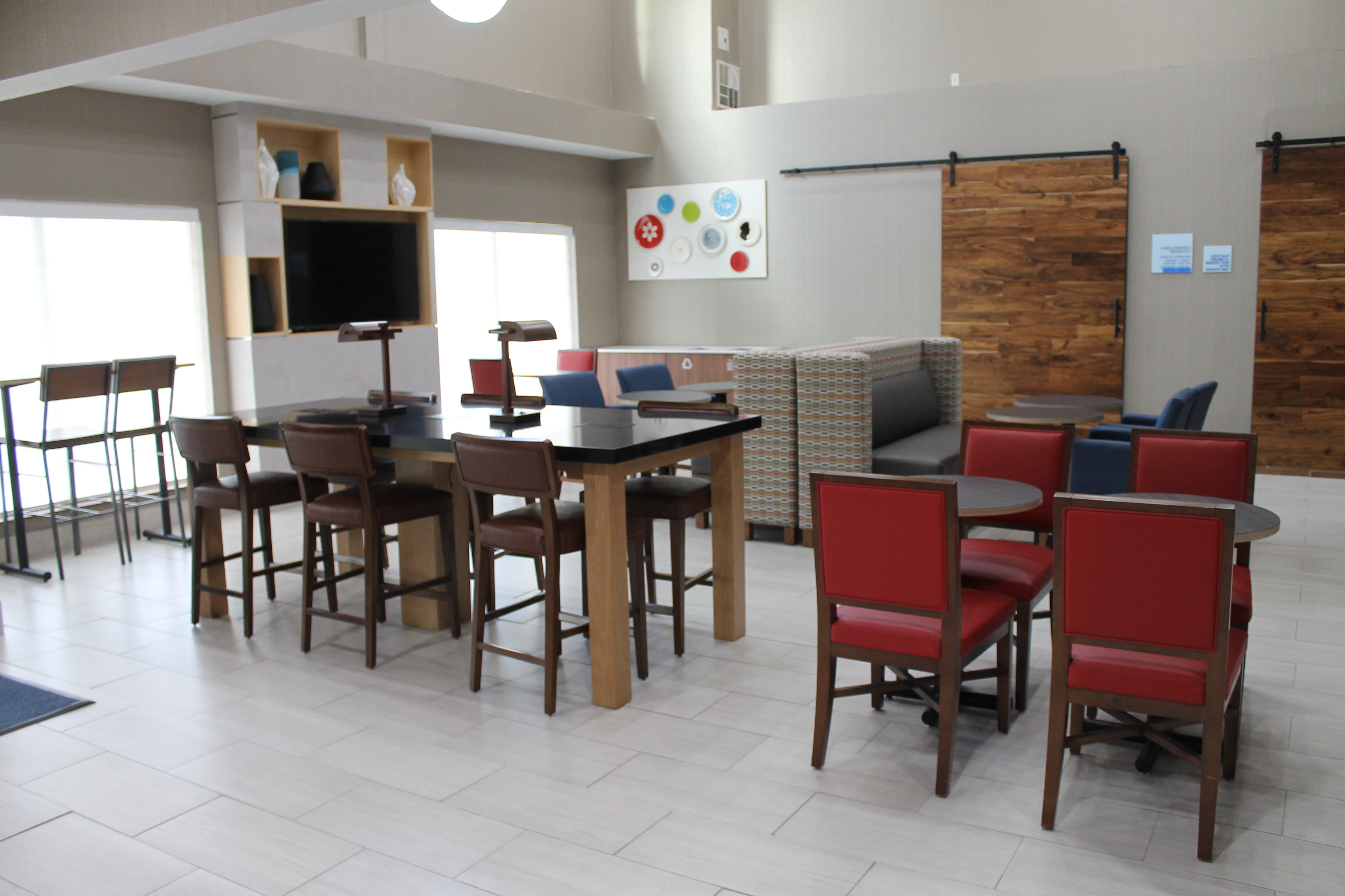 Holiday Inn Express Suites Tular Ex Charter Inn Suites 18/24