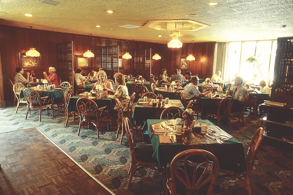 Meadow Court Inn 49/52