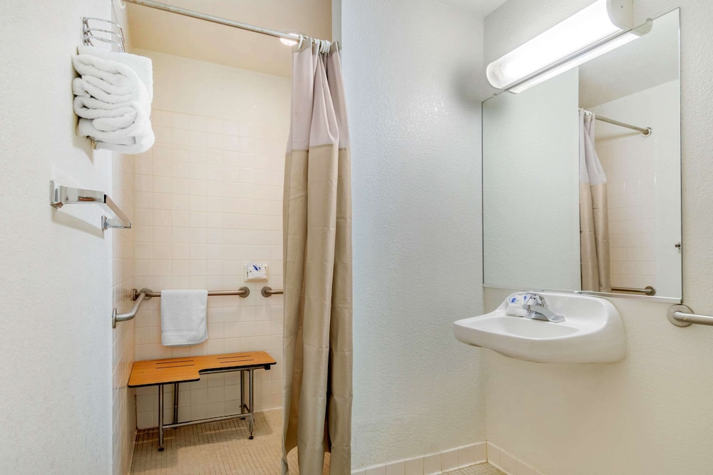 Rodeway Inn Hays KS 25/27