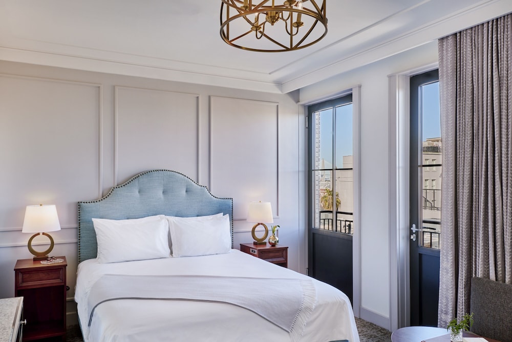 LOUNGE, KING BED
