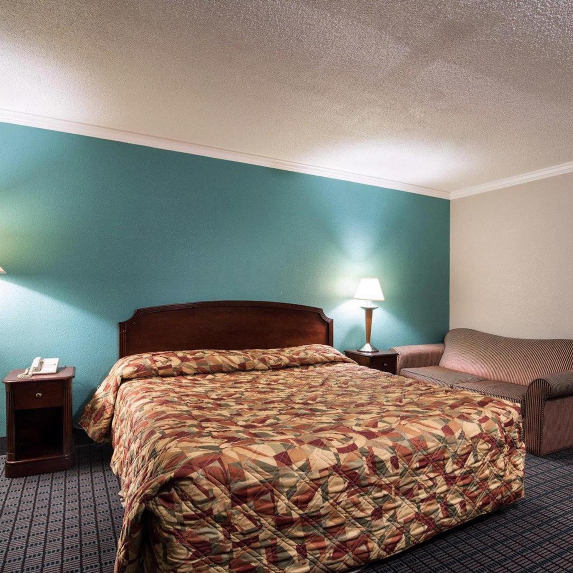 غرفة بسرير كينج للمدخنين، Rodeway Inn Syracuse Carrier Circle 2/4