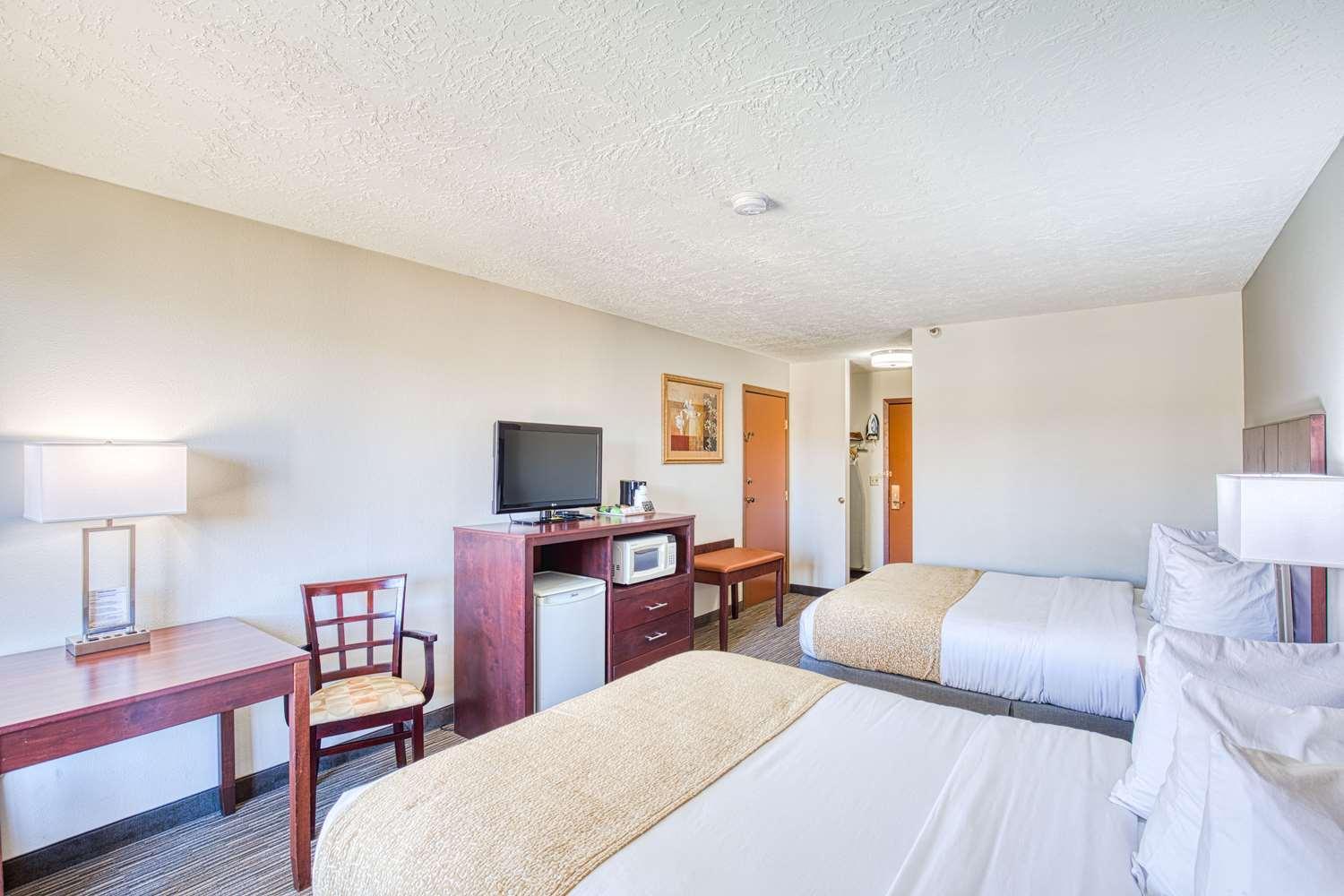 Room, 2 Queen Beds, Pool Side، Best Western Green Valley Inn 6/10