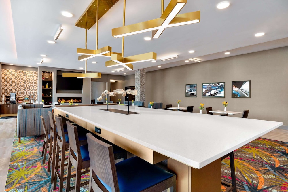 La Quinta Inn and Suites by Wyndham Braselton 42/60