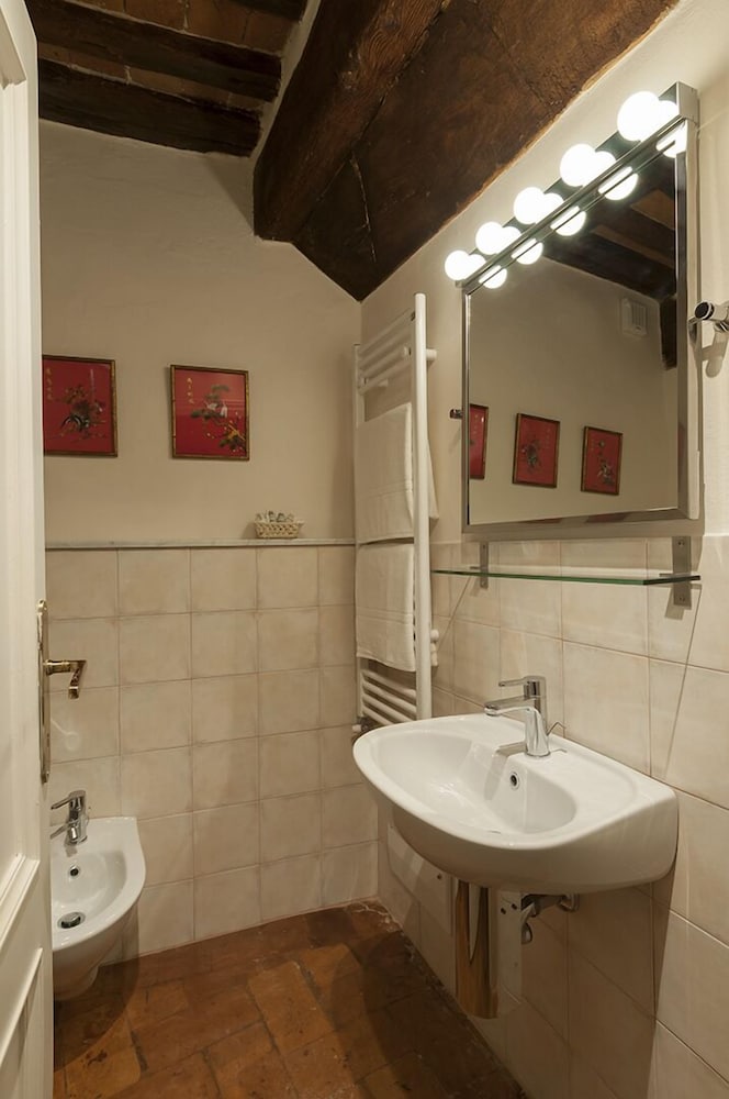 B&B Arena Di Lucca 26/28