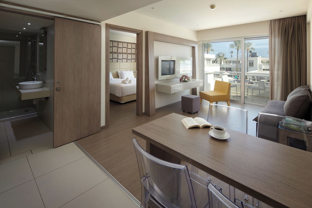 Melpo Antia Hotel & Suites 68/69