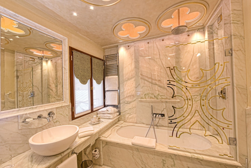 Hotel Monaco & Grand Canal 50/50