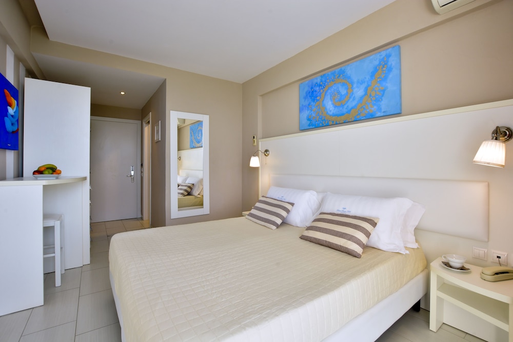 ROOM, DOUBLE BED, SEA FRONT