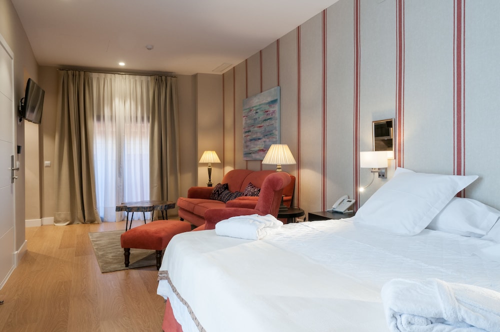 SUPERIOR, SUITE, KING BED