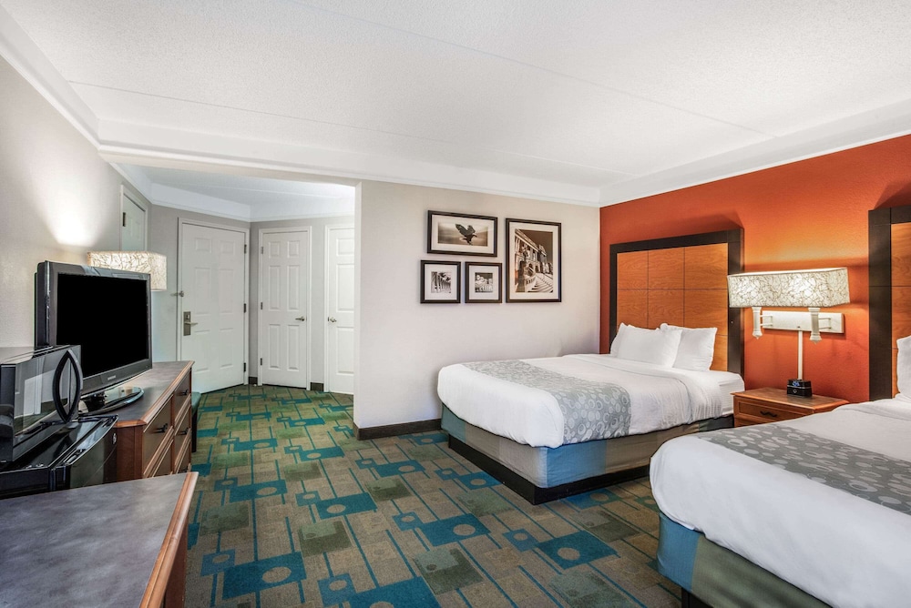 La Quinta Inn & Suites by Wyndham Greensboro NC 18/55
