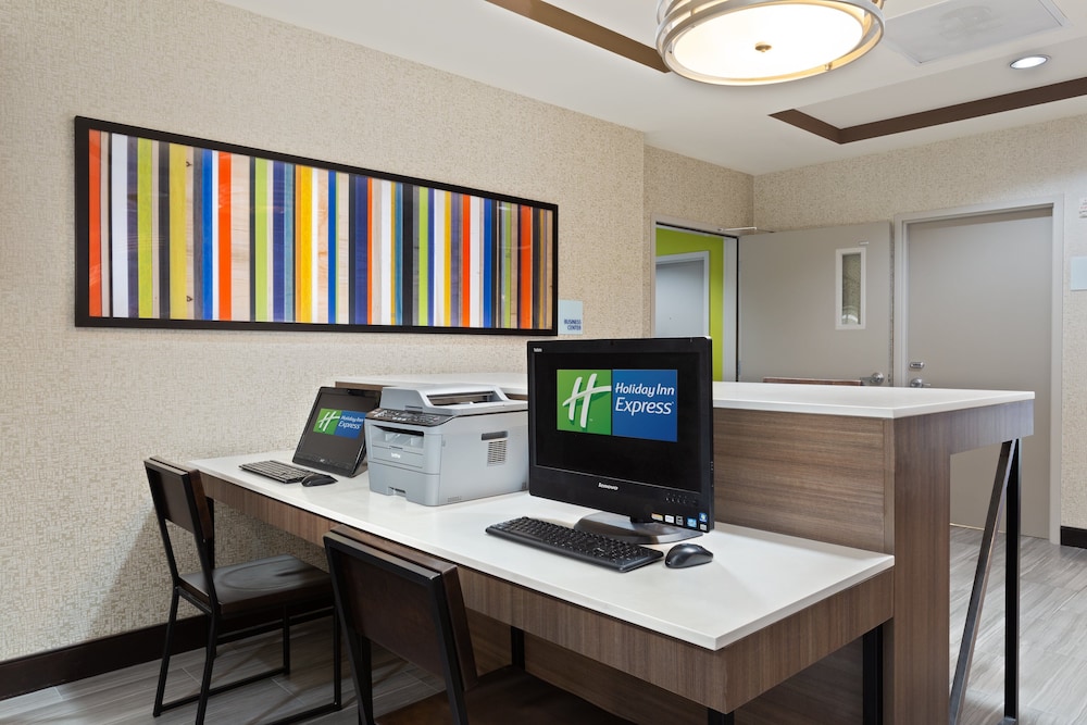 Holiday Inn Express Hotel & Suites Largo-Clearwater 34/40