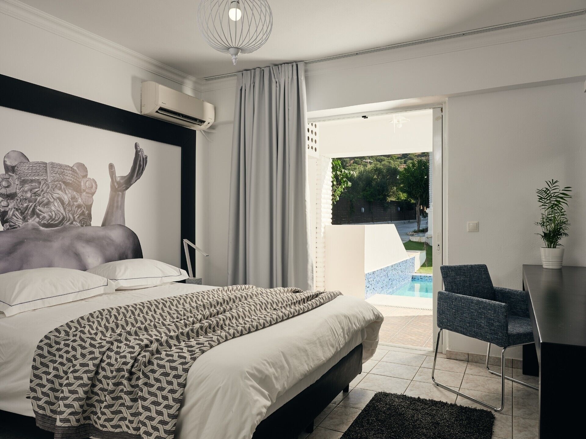 MASTER, SUITE, PRIVATE POOL