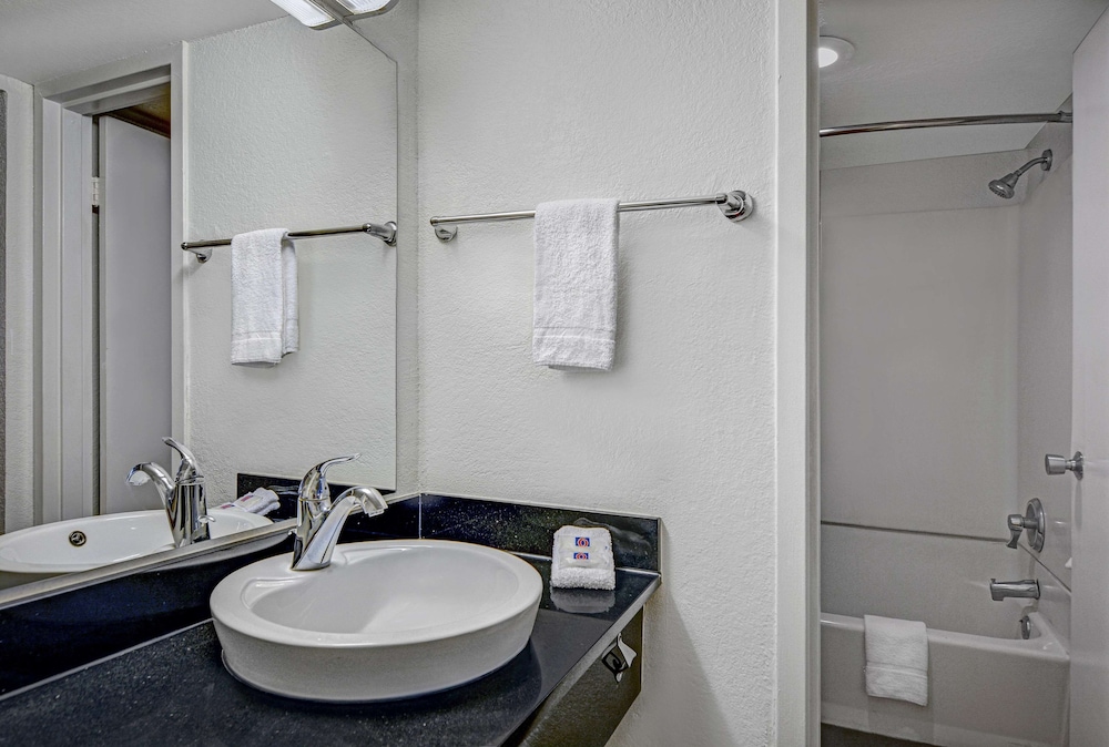 غرفة ديلوكس بسرير كوين بمطبخ صغير، Motel6 Tallahassee, FL - Downtown 5/7