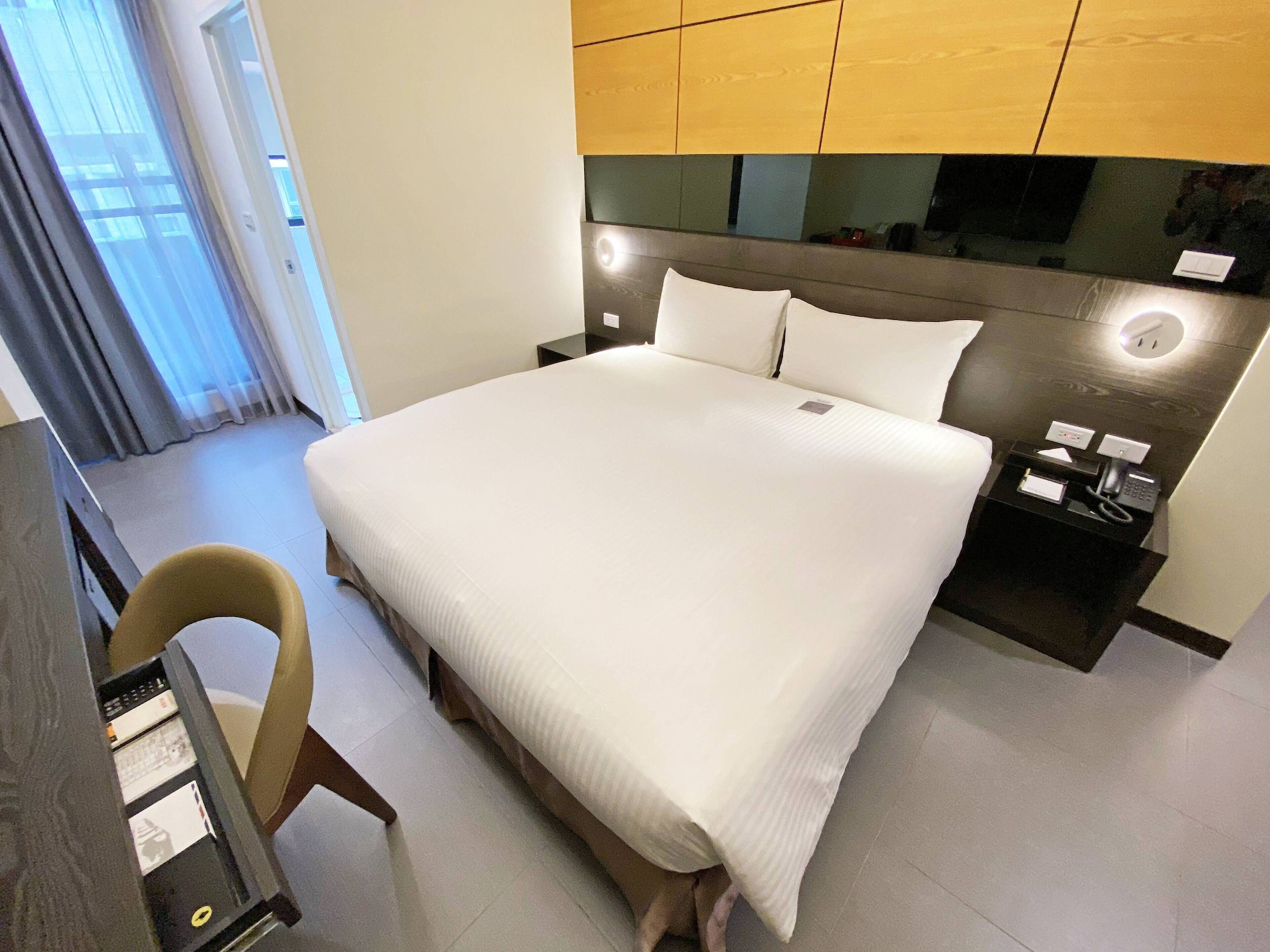 DELUXE, DOUBLE BED