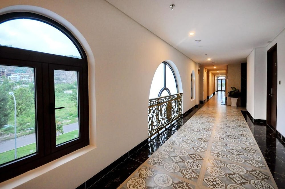 Crown Nguyen Hoang Hotel 32/58