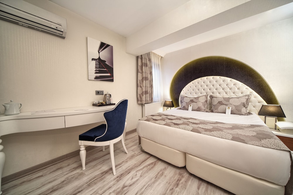 Demonti Hotel 12/69
