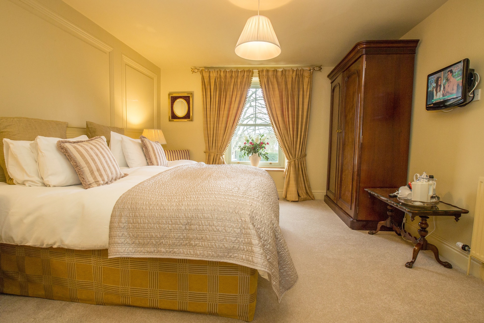 ROOM, KING BED, BATHTUB