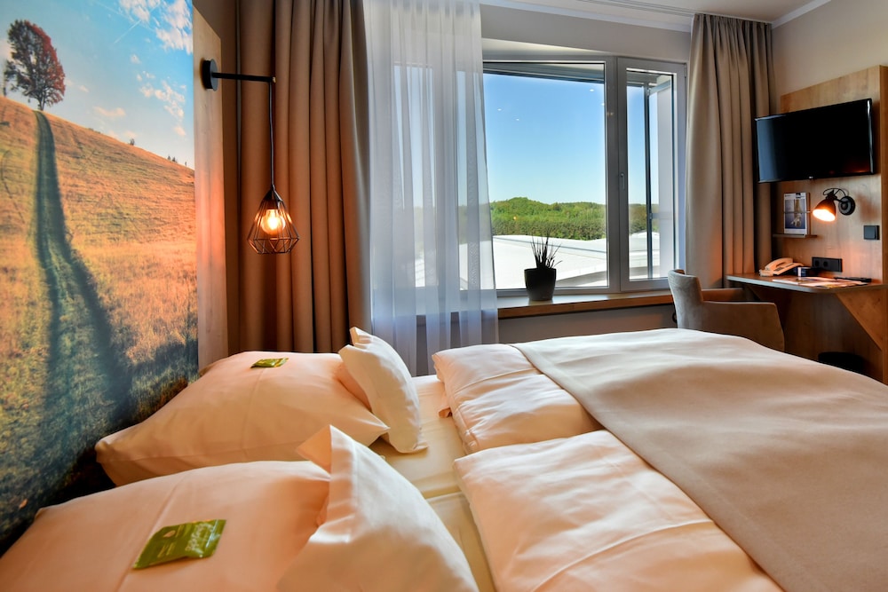 Deluxe, Queen Bed, Lake Side